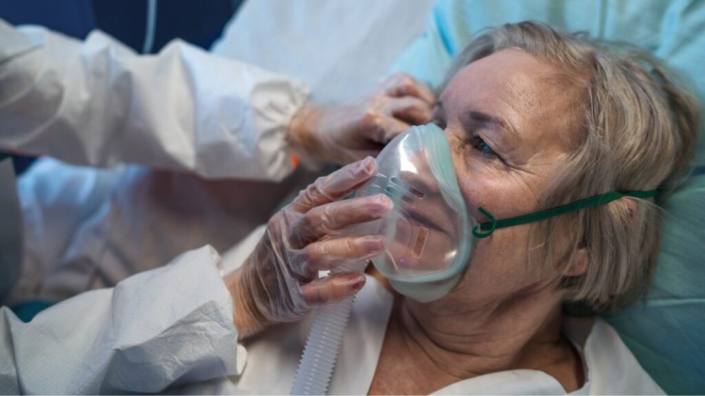 starsza kobieta pod respiratorem