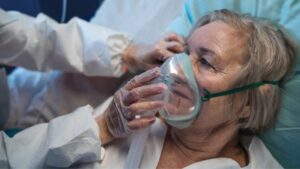 starsza kobieta pod respiratorem